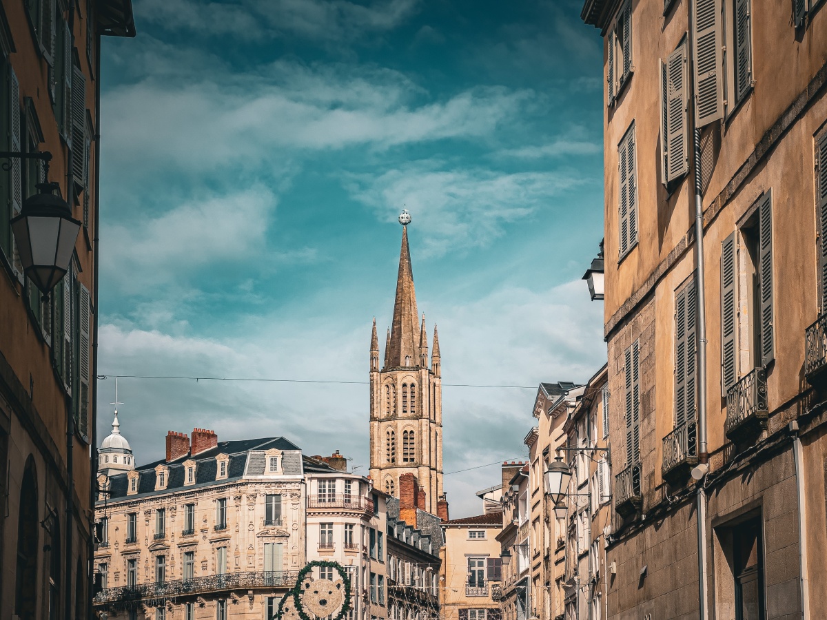 Rue historique menant à une flèche gothique, secteur d'intervention AF DIAG IMMO
